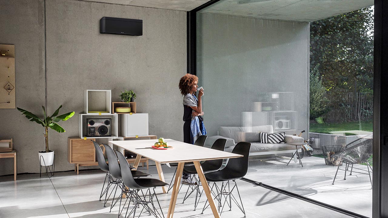 Juodas Daikin Stylish FTXA20CB moderniame interjere