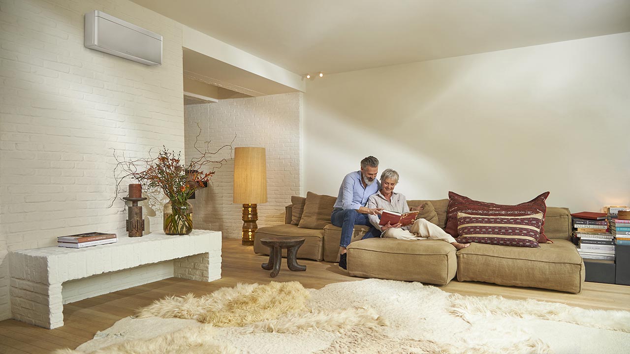 Sidabrinis Daikin Stylish oro kondicionierius moderniame interjere