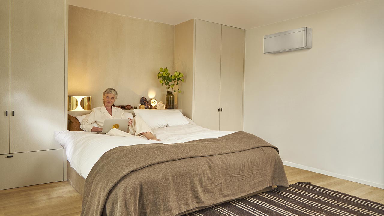 Daikin Stylish FTXA20CS šiuolaikinio kambario interjere