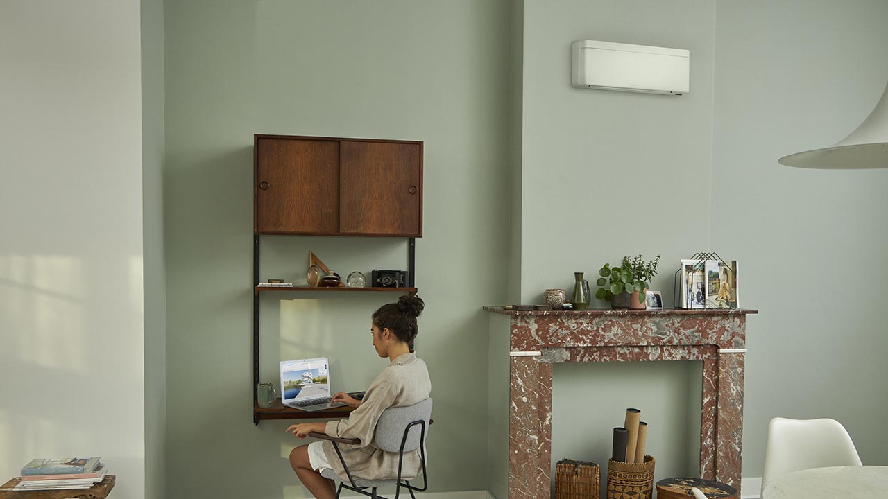 Baltas Daikin Stylish FTXA50CW minimalistiniame interjere