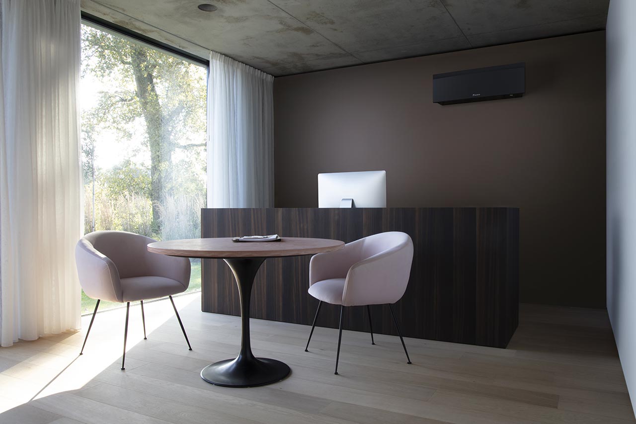 Juodas Daikin Emura FTXJ42AB moderniame interjere