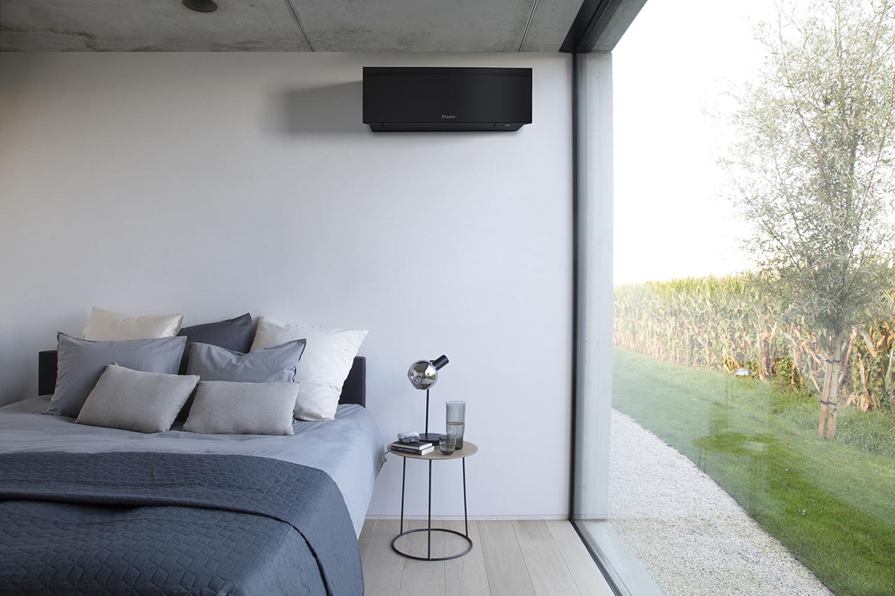 Matinis juodas Daikin Emura modernioje namų erdvėje