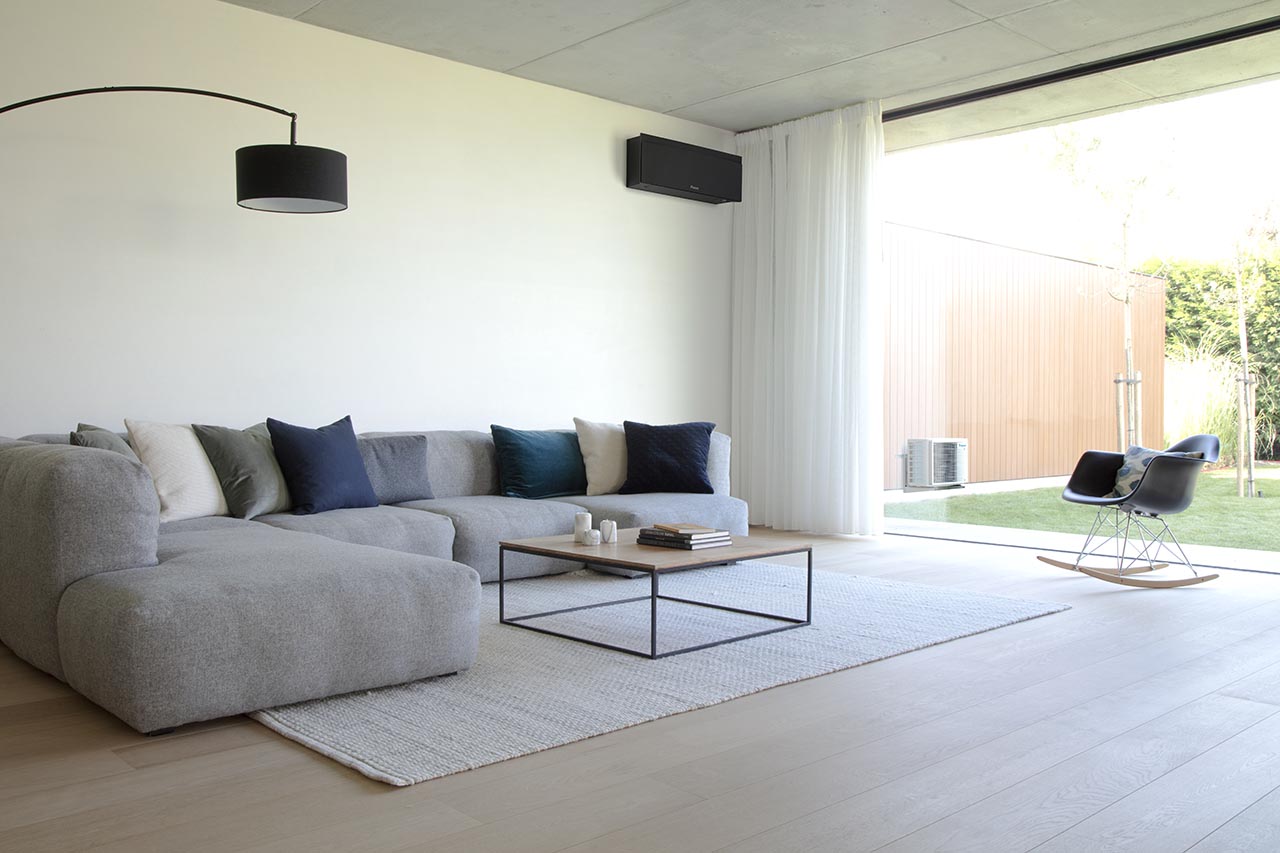 Daikin Emura FTXJ42AB matinės juodos spalvos dizainas