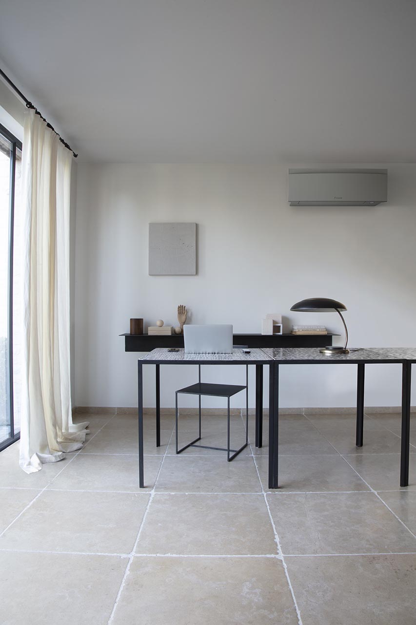 Sidabrinis Daikin Emura oro kondicionierius interjere
