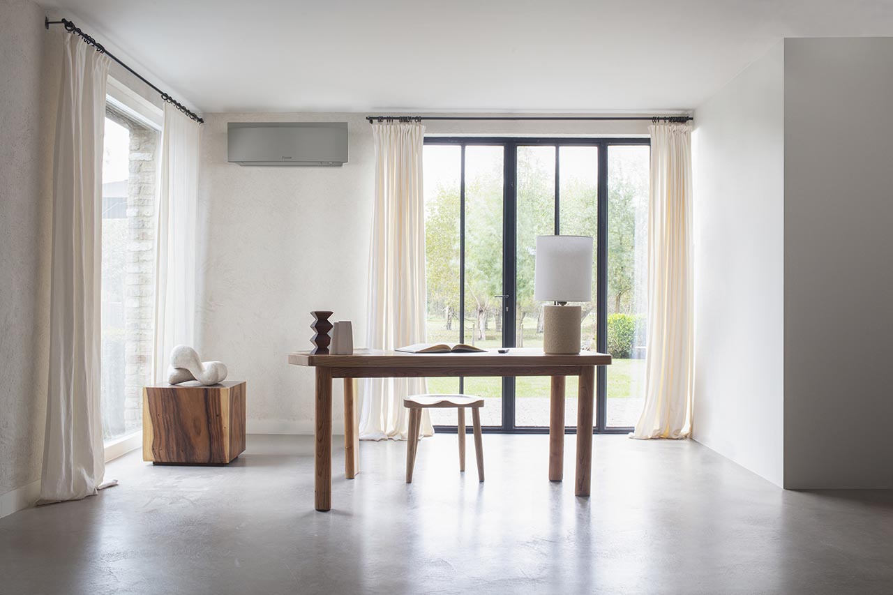 Daikin Emura FTXJ25AS modernaus kambario interjere