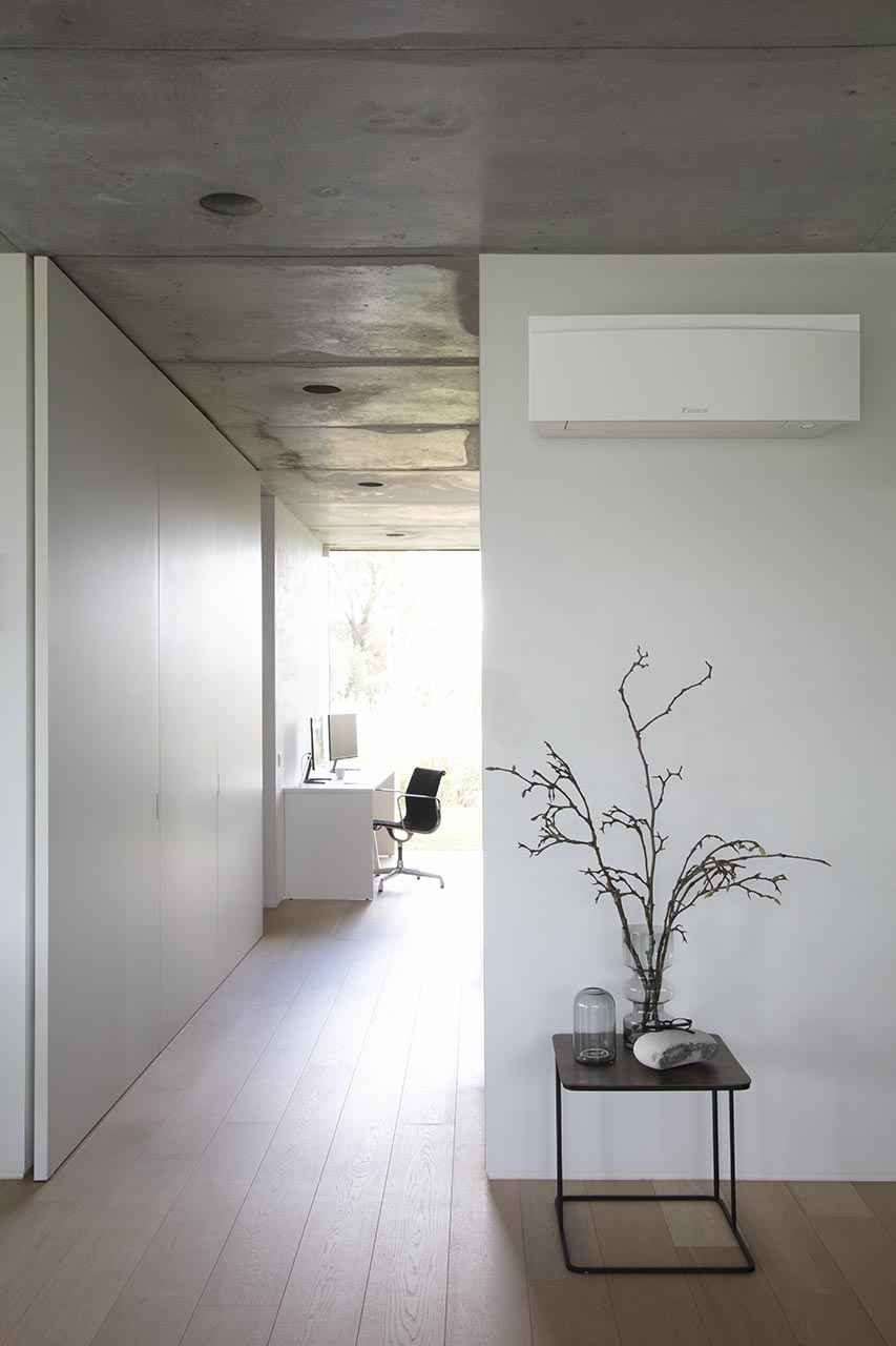 Baltas Daikin Emura FTXJ25AW moderniame interjere