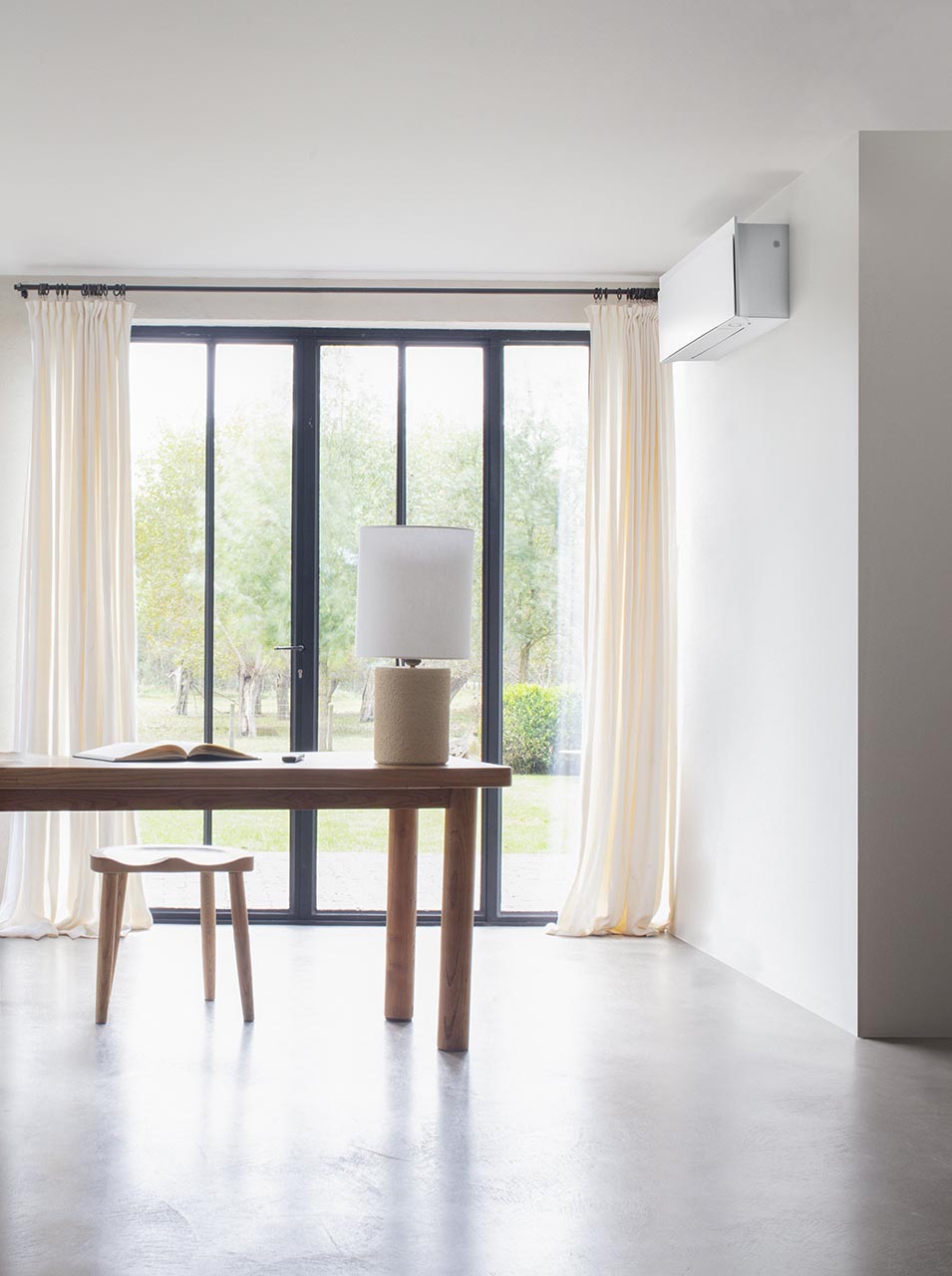 Daikin Emura FTXJ25AW modernaus kambario interjere