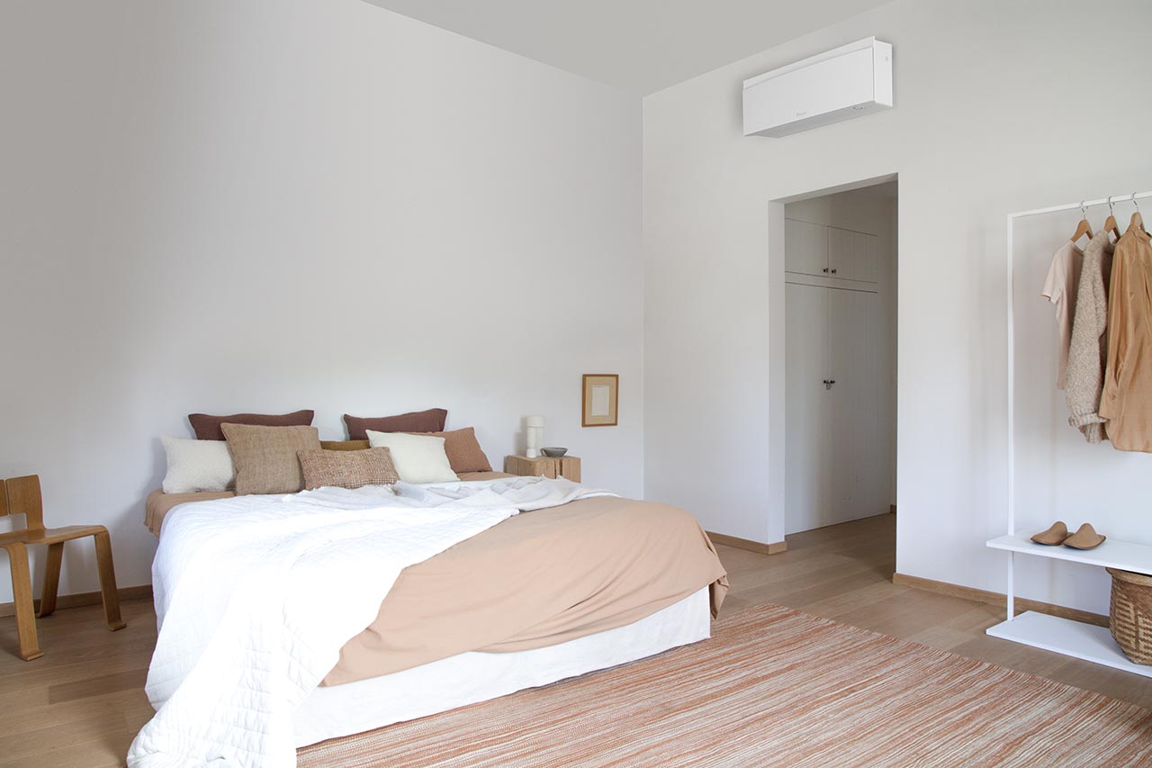 Balta Daikin Emura sistema modernioje namų erdvėje
