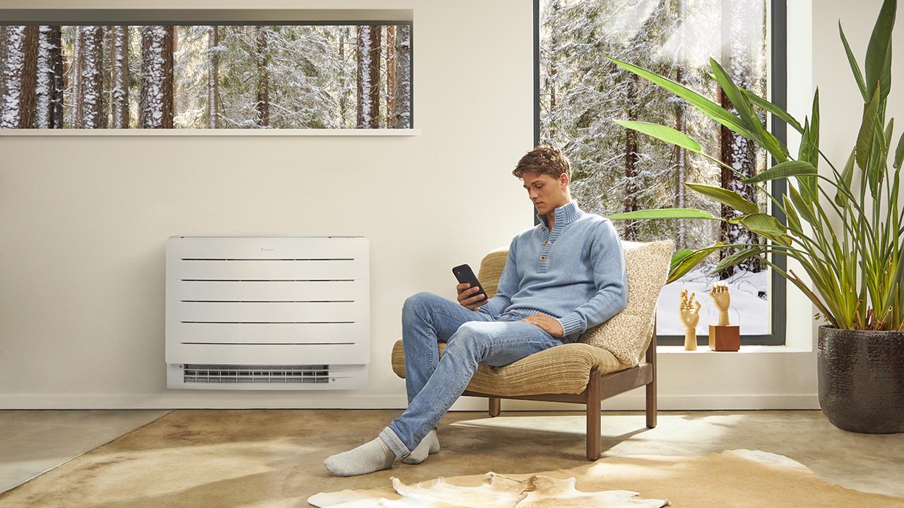 Daikin Perfera Floor Nordic grindinis blokas jaukiame interjere