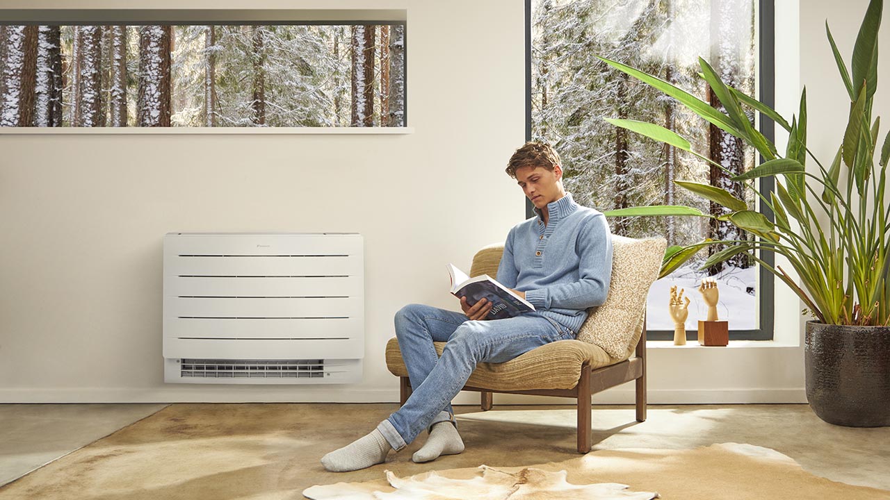 Daikin Perfera Floor FVXTM30B įrengtas žemai prie sienos