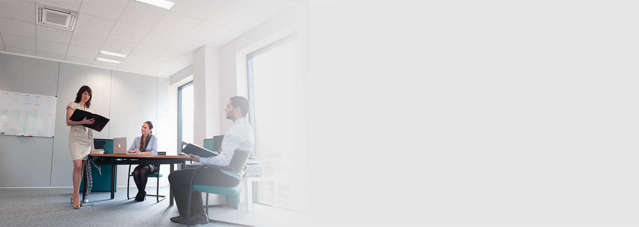 Trys asmenys biure per susirinkimą