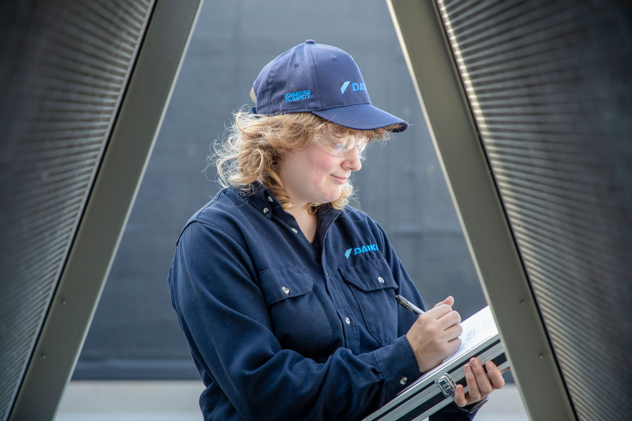 Moteris, besimokanti „Daikin Service Academy“, kaip pagerinti našumą