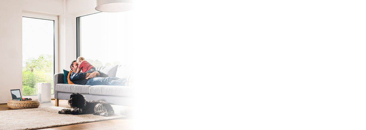 Tėvas ir vaikas ant sofos